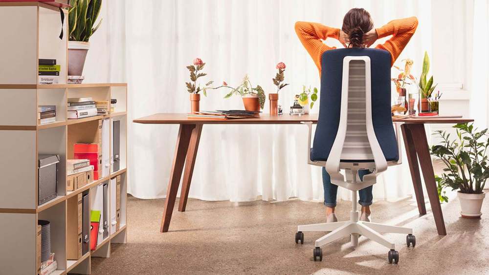 Arbeitsplatz mit Bürostuhl und Pflanzen